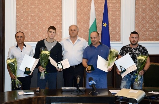 Община Сливен награди медалисти от Световното първенство по борба за кадети