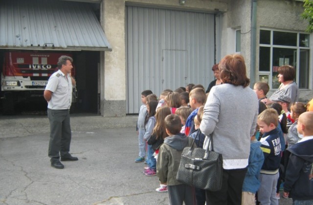 Деца от две детски градини посетиха пожарната в Дупница