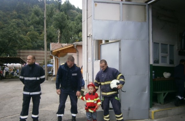 Децата от ОДЗ „Мечта разгледаха противопожарните автомобили в РСБЗН Кюстендил