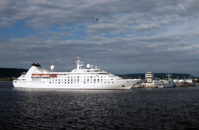 Изследователски кораб, два лайнера и фестивал на Пристанище Варна