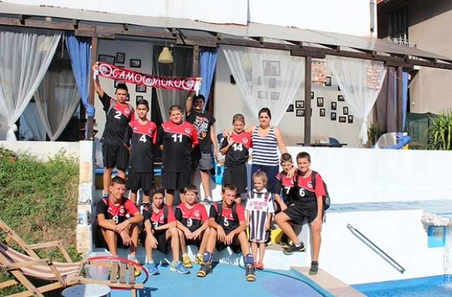 Хандбалният отбор на Локомотив (Мездра) М12 - шести на международен турнир