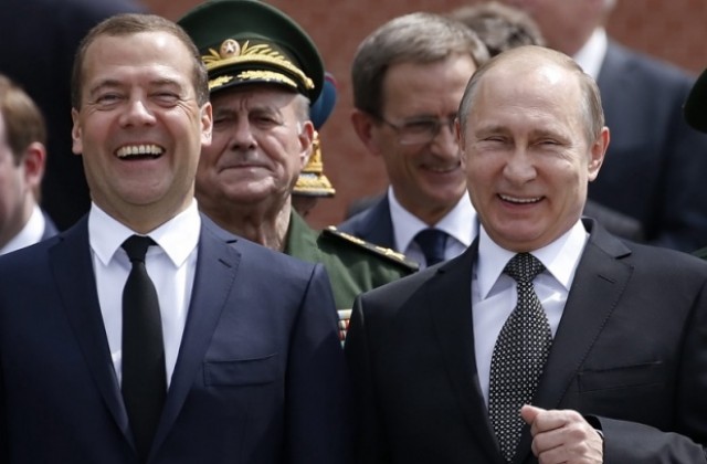 Художничка нарисува потрети на Путин и Медведев с гърдите си