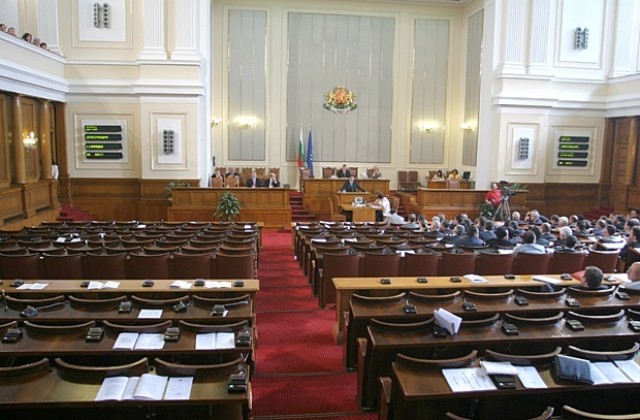 Депутатите гласуват закона за училищното образованието