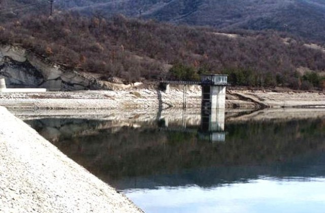 Изпускат контролирано водите на яз. Беглика