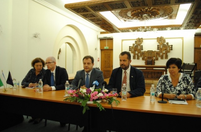 Цяло поколение няма да стигне на българските доходи да догонят европейските, сочи доклад на Световната банка