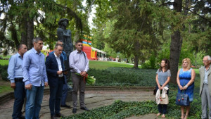 Десетки социалисти се поклониха на 9 септември пред Братската могила