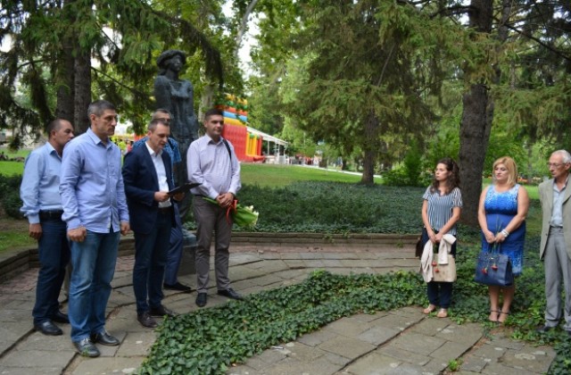 Десетки социалисти се поклониха на 9 септември пред Братската могила във В. Търново