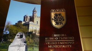 Кметът Даниел Панов и шефът на БАН Стефан Воденичаров подписват