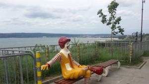 Клоунът на Макдоналдс се събуди на пейка в Морската градина