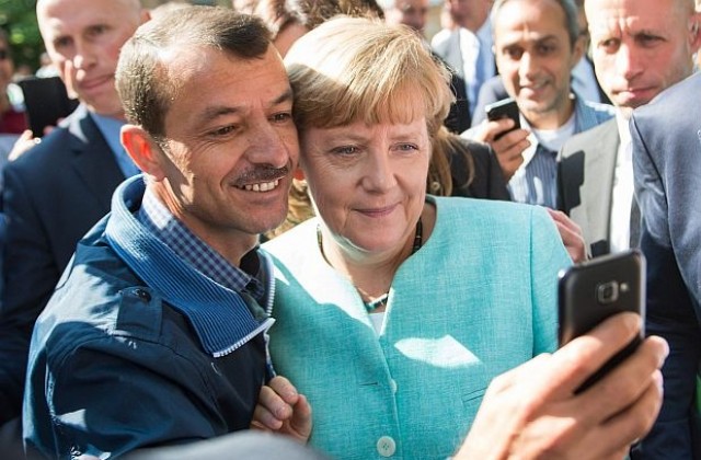 Меркел си направи селфита с бежанците в Берлин (СНИМКИ и ВИДЕО)