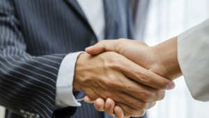 Съдят иранска художничка за ръкостискане с мъж