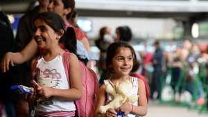 Трафикантите на хора правят милиарди от бежанската криза