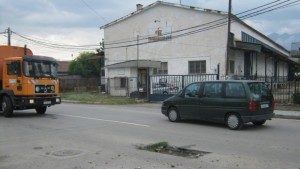 Опасна дупка на изхода на Дупница