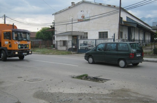 Опасна дупка на изхода на Дупница