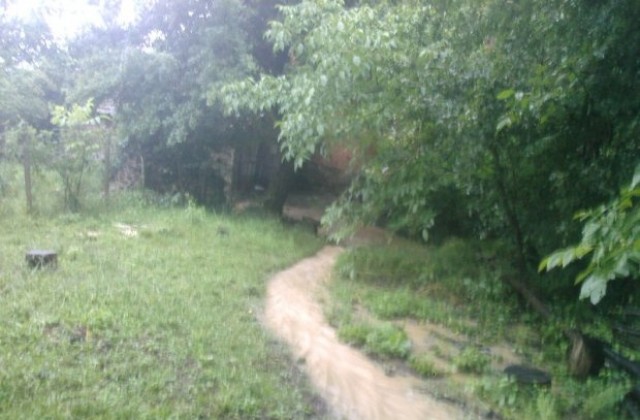 Валежите в Централна България продължават и през нощта