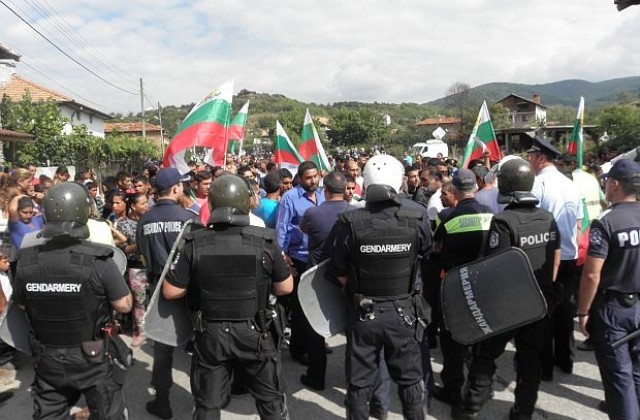 Ромите в Гърмен на протест, поискаха оставката на кмета (СНИМКИ)