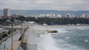 Морето се развълнува огромни вълни прехвърлят вълнолома СНИМКИ