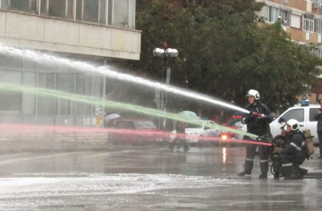 Пожарникари и спасители оцветиха центъра на Г. Оряховица в бяло, зелено и червено (СНИМКИ)