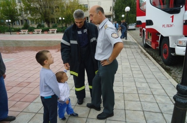 Деца се включиха в демонстрациите за празника на пожарникарите