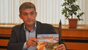 С книжка за България влизат в клас 472 първолаци
