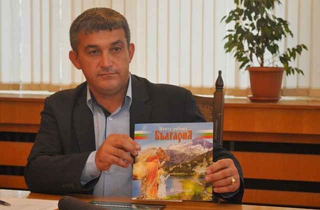 С книжка за България влизат в клас 472 първолаци