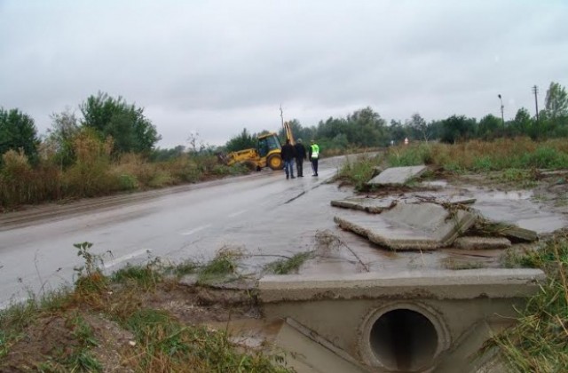 Дъждът затрудни движението в района на с. Совата, проблемът е решен след намеса на областния управител