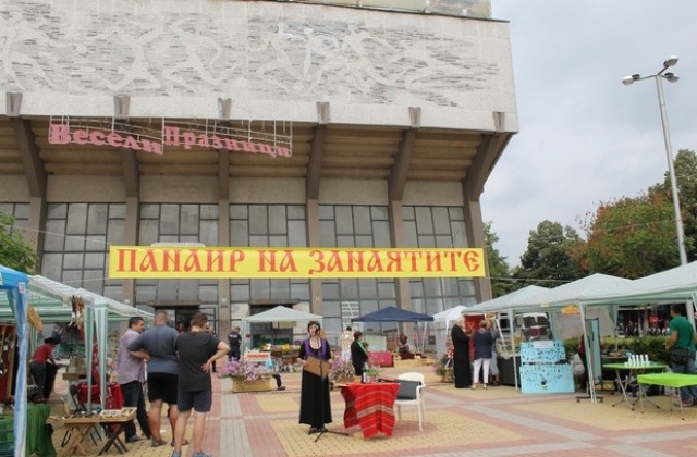 Базарът на занаятите в Димитровград продължава