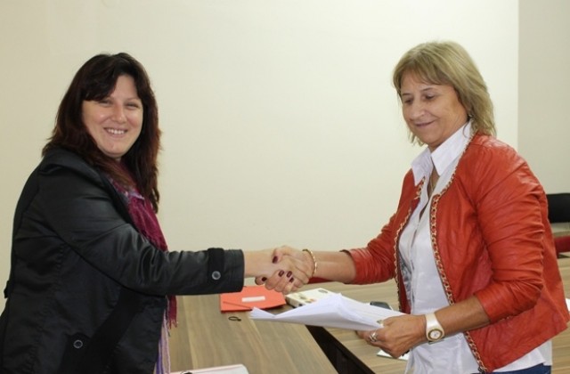 Коалицията, която подкрепя Лена Енева, се регистрира за участие в изборите