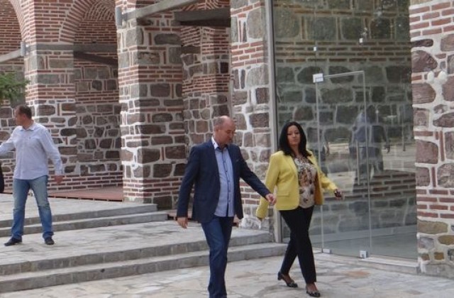 Министър Лиляна Павлова посети Безистена и центъра на Ямбол