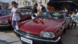 Парад на ретро коли събра феновете им в центъра на