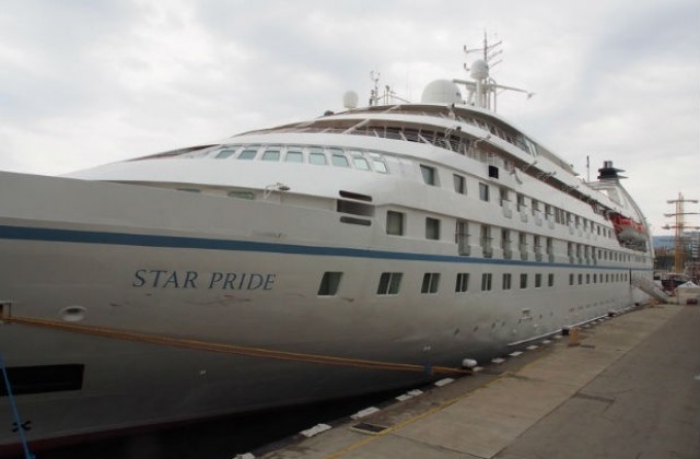 Луксозен лайнер акостира във Варна за втори път този сезон (СНИМКИ)