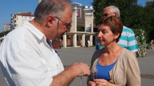 Доброволци мерят UV лъчението на входа на Морската градина