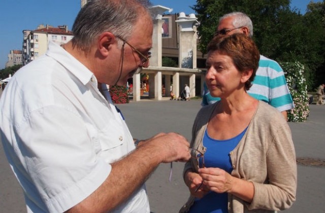 Доброволци мерят UV лъчението на входа на Морската градина