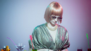 Изработиха коктейлна чантичка която става на тонколона