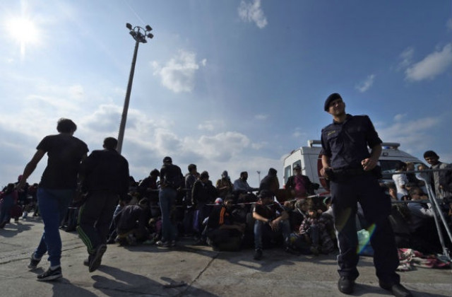 Австрия очаква до края на деня 10 000 мигранти от Унгария