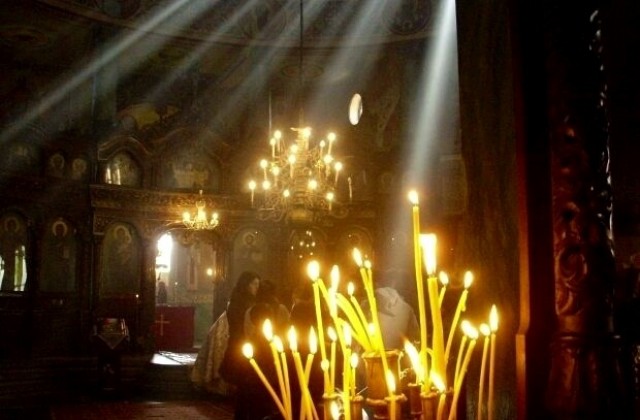 На Кръстовден Слънцето се връща назад към зимата, денят и нощта се кръстосват