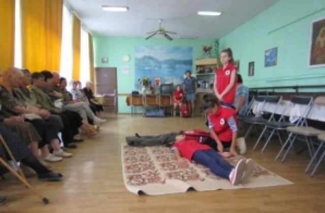 Млади червенокръстци демонстрираха техники за първа помощ