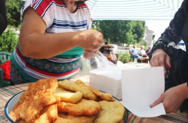 Повече от триста мекици бяха изядени на празника на тестената закуска в Буховци