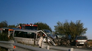 Трима души загинаха при сблъсък на две коли и автобус