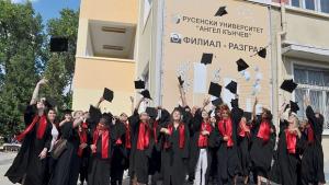 Японска вишна засадиха в двора на Филиала тазгодишните абсолвенти