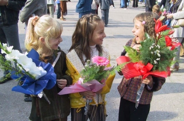 Близо 1800 първокласници тръгват на училище в русенско днес