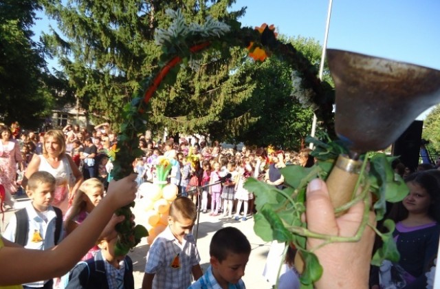 Старт на учебната година - около 18 000 ученици влязоха в класните стаи в Шуменско