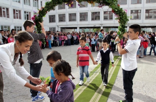 Детето минава през няколко етапа от детството до първия учебен ден