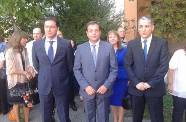 Министър и кмет откриха учебната година в СОУ Вела Благоева