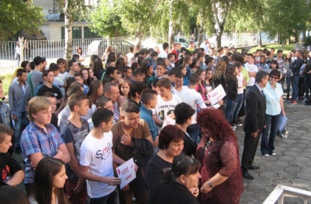 С четири нови паралелки ПГИМ “Йордан Захариев“ откри новата учебна година