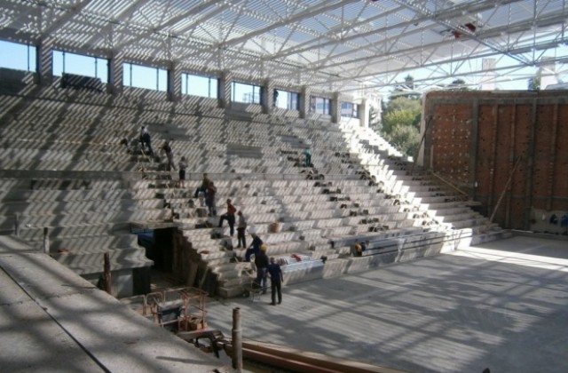 Кметът Методи Чимев инспектира ремонта на спортната зала