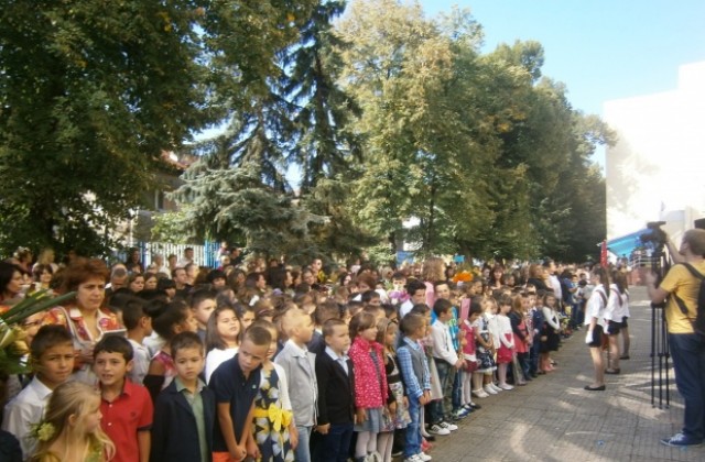 Първият училищен звънец би в Първо ОУ „Св. св. Кирил и Методий