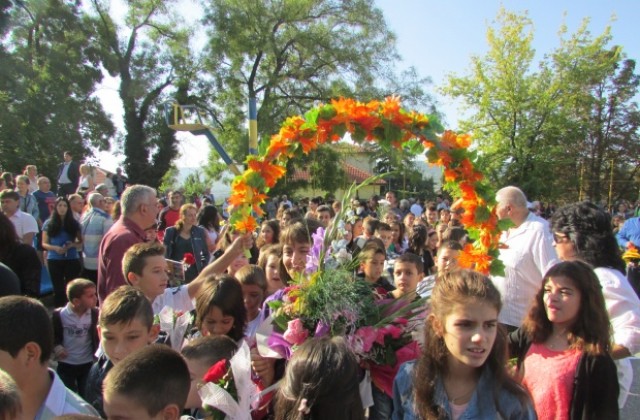 Първият звънец удари за над 3000 ученици от общинските училища в Г. Оряховица