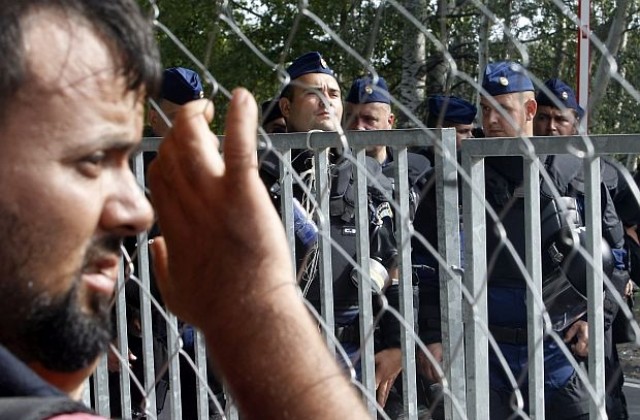 Стотици мигранти скандират Отворете границата! на унгарската бариера