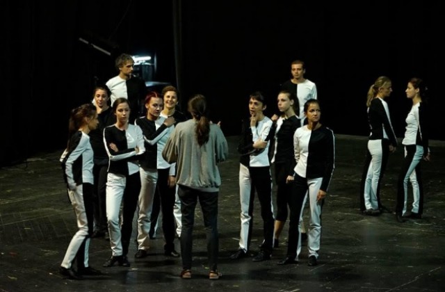 Ултрамодерен танцов спектакъл с премиера на сцената на операта